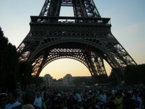 La foule sous la Tour Eiffel