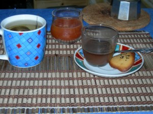 Un thé, une verrine chocolat et une tuile aux amandes